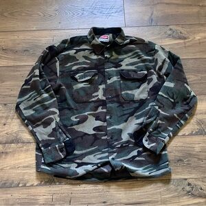 Vintage 2000s Camo RealTree Button Up Wrangler Shirt